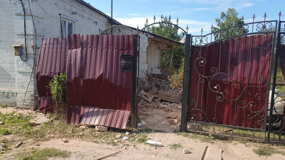 Последствия удара в поселке Уразово