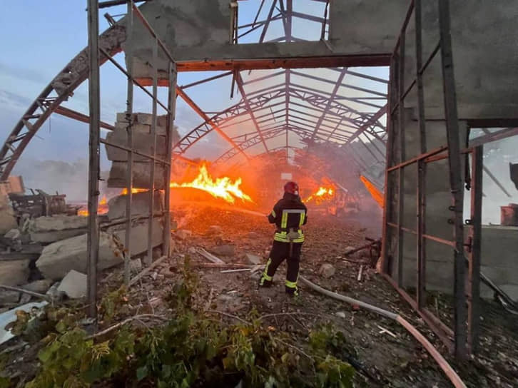 Пожарный тушит пламя в Одесской области