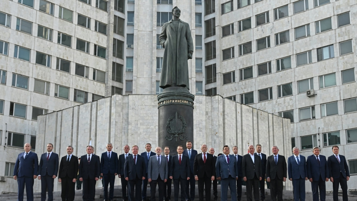 На территории штаб-квартиры СВР в Москве установили памятник Дзержинскому –  Коммерсантъ