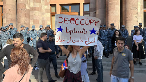 Жители Еревана вышли на митинг у здания правительства из-за ситуации в Карабахе