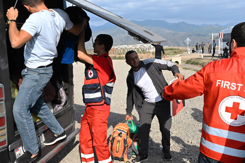 Беженцы из Карабаха и сотрудники Международного Комитета Красного Креста в селе Корнидзор Сюникской области (Армения)