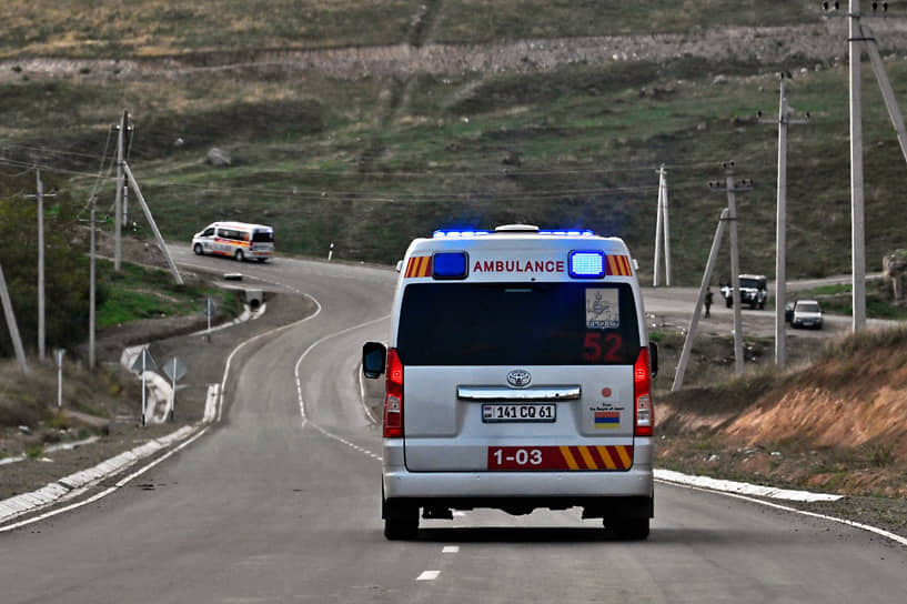 Один из автомобилей скорой помощи, доставивших раненых из Нагорного Карабаха в Горис