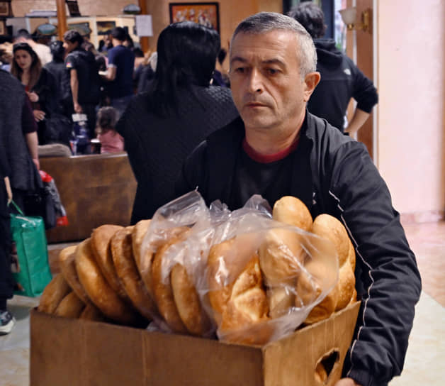 Хлеб для беженцев, прибывших из Нагорного Карабаха