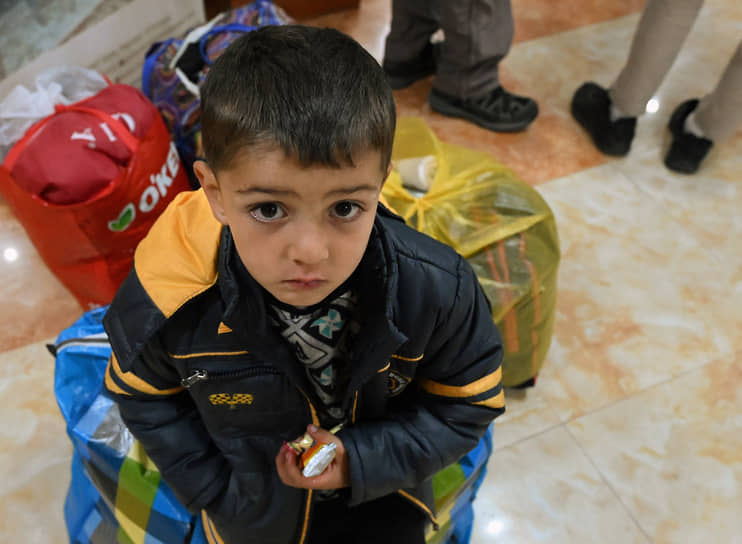 Беженцы из Нагорного Карабаха в пункте временного размещения в отеле «Горис»