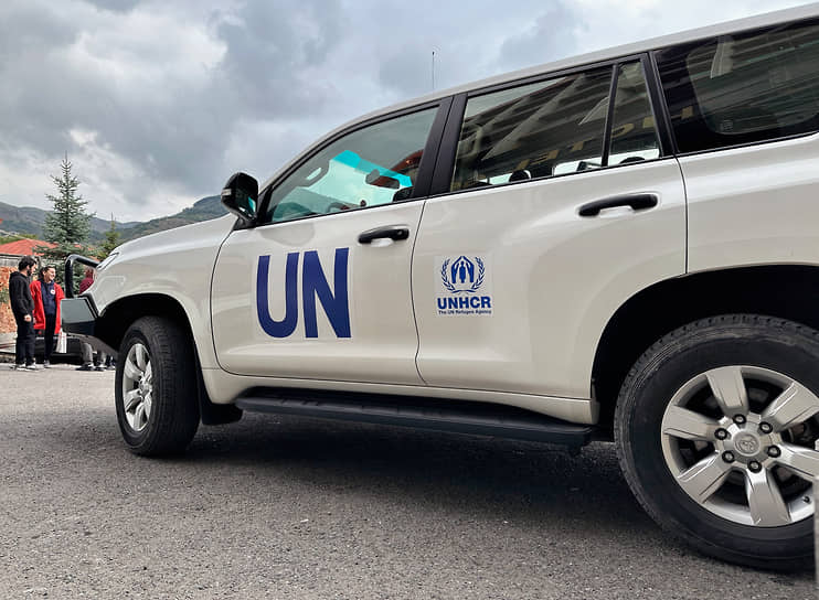 Автомобиль Управления Верховного комиссара ООН по делам беженцев возле медицинского центра, где ждали беженцев и раненых из Нагорного Карабаха