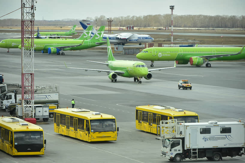 Самолеты авиакомпании S7 Airlines на территории международного аэропорта Толмачево в Новосибирске 