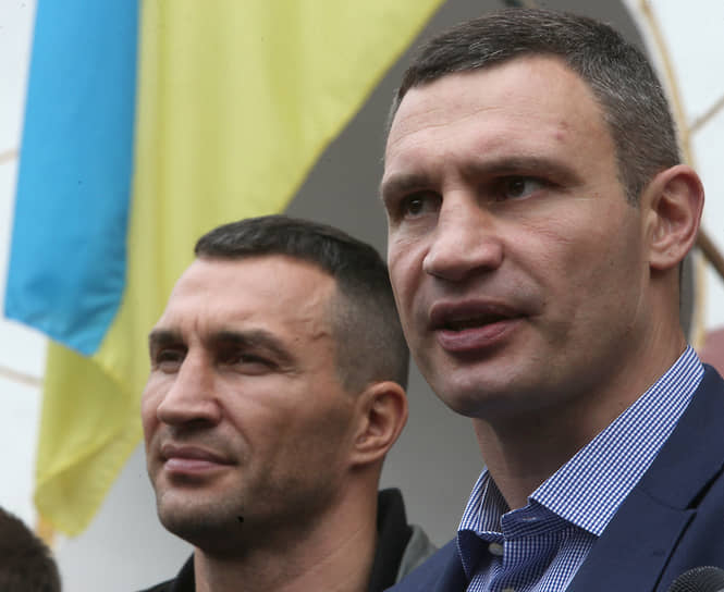 Боксер Владимир Кличко (слева) и мэр города Киева Виталий Кличко 