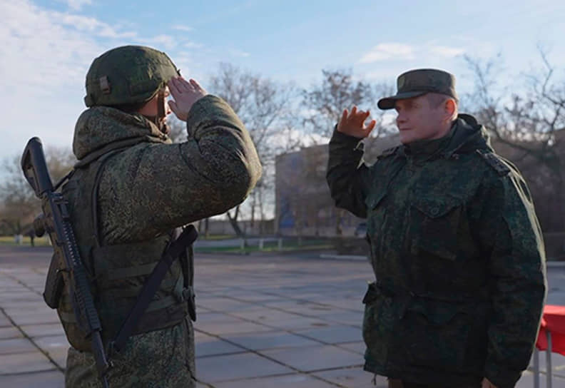 Командующий Воздушно-десантными войсками (ВДВ), генерал-полковник Михаил Теплинский (справа)