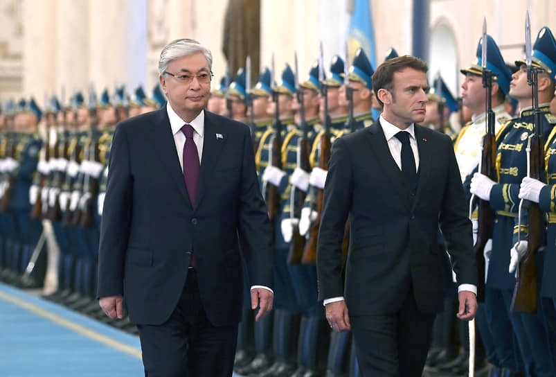 Президенты Казахстана и Франции Касым-Жомарт Токаев (слева) и Эмманюэль Макрон