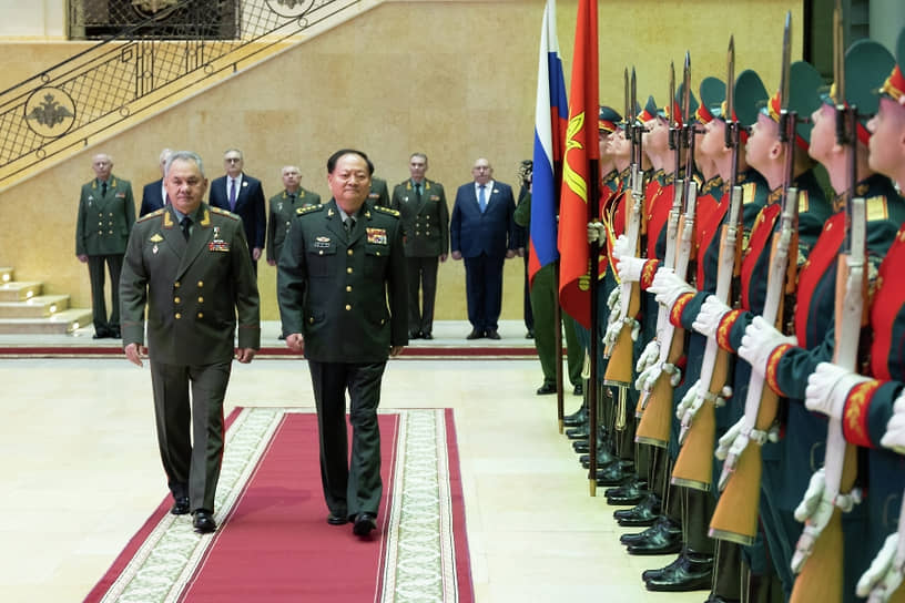 Министр обороны РФ Сергей Шойгу (слева) и заместитель председателя Центрального военного совета КНР Чжан Юся (второй слева) во время встречи в Москве