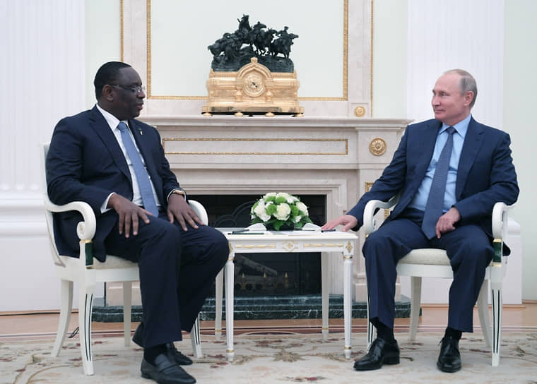 Президенты Сенегала и России Маки Салла (слева) и Владимир Путин