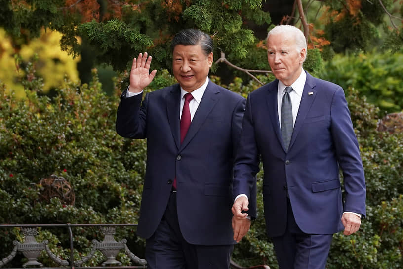Председатель КНР Си Цзиньпин (слева) и президент США Джо Байден