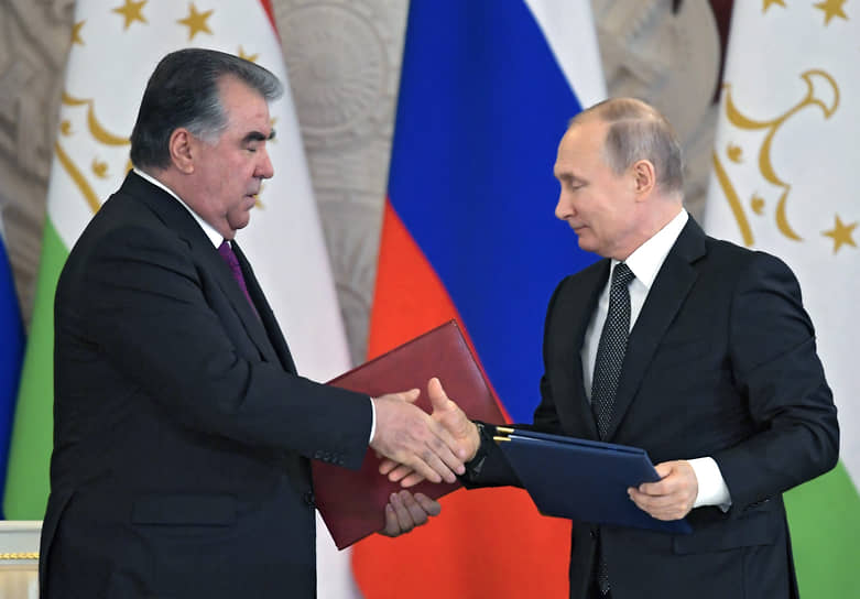 Эмомали Рахмон (слева) и Владимир Путин в 2019 году 