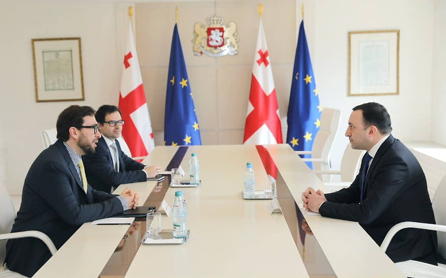 Премьер-министр Грузии Иракли Гарибашвили (слева) на встрече с главой «Связного офиса НАТО» Александром Винниковым в марте 2022 года