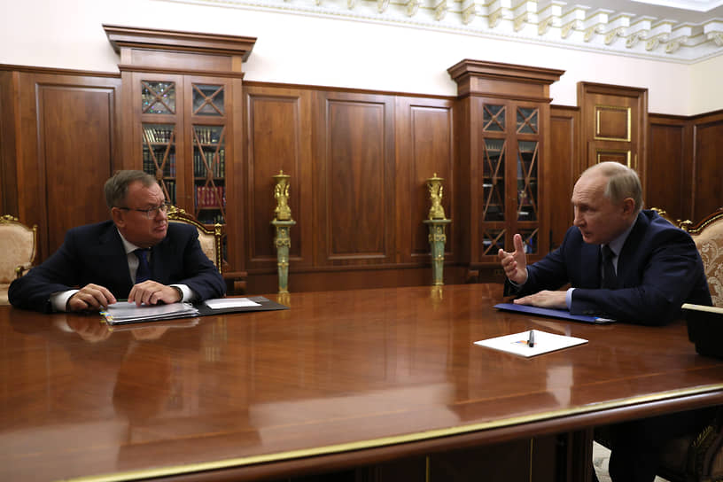 Президент—председатель правления ВТБ Андрей Костин (слева) и Владимир Путин во время встречи
