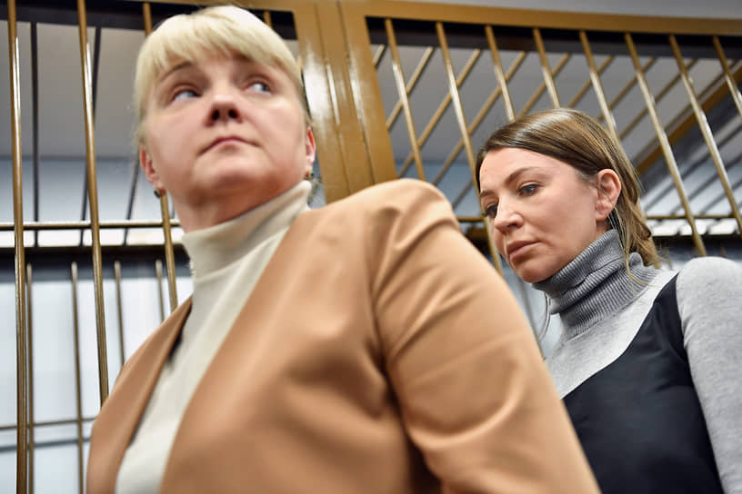 Адвокат Наталия Сальникова (слева) с подзащитной Еленой Блиновской в зале суда