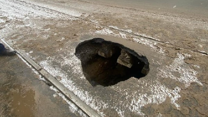 В Орле на недавно отремонтированном мосту провалился асфальт