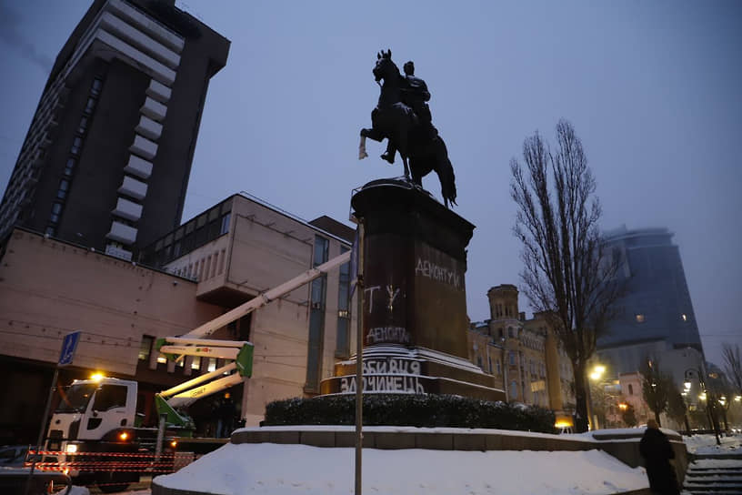 Демонтаж памятника Николаю Щорсу в Киеве