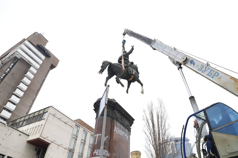 Демонтаж памятника герою Гражданской войны Николаю Щорсу в Киеве