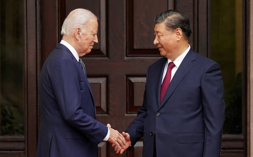 Джо Байден (слева) и Си Цзиньпин во время встречи на саммите форума Азиатско-Тихоокеанского экономического сотрудничества в ноябре 2023 года