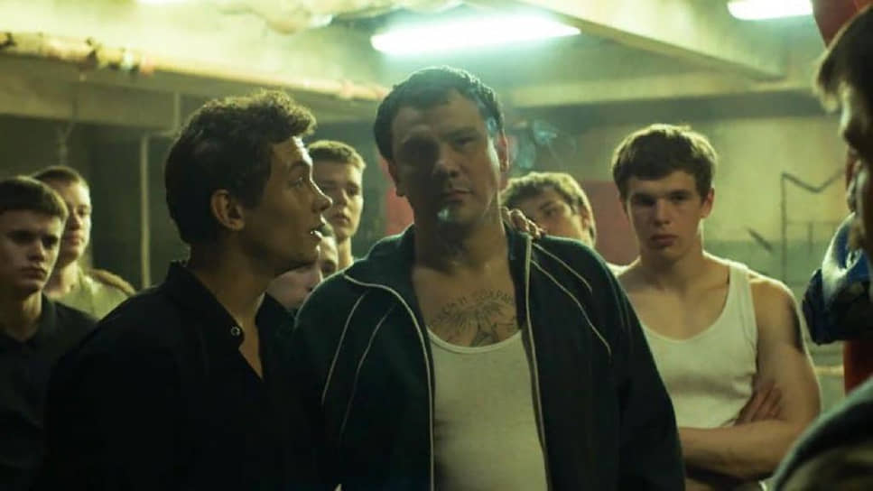 Кадр из сериала «Слова пацана», Сергей Базанов — в центре