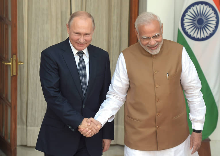 Владимир Путин (слева) и Нарендра Моди во время встречи в Хайдарабадском дворце в Индии в 2018 году
