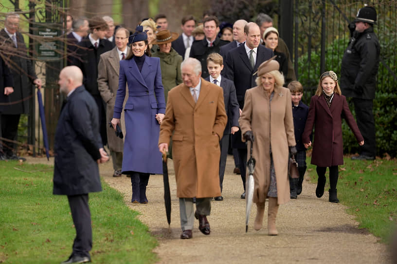 На переднем плане: король Великобритании Карл III и королева Камилла. За ними: принцесса Уэльская Кэтрин, принц Уэльский Уильям, принц Джордж и принц Луи