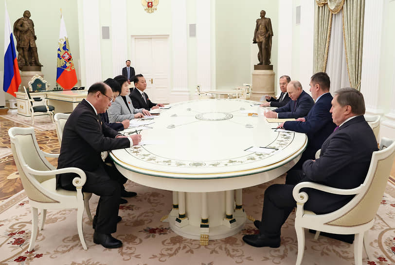 Президент России Владимир Путин (третий справа) и министр иностранных дел Корейской Народно-Демократической Республики (КНДР) Цой Сон Хи (третья слева) во время встречи в Кремле