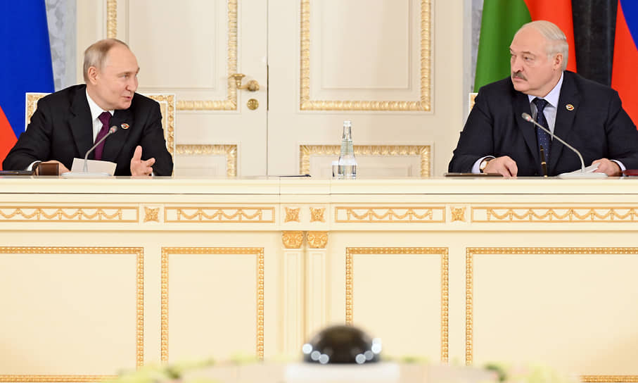 Владимир Путин (слева) и Александр Лукашенко на заседании Высшего совета Союзного государства России и Белоруссии 