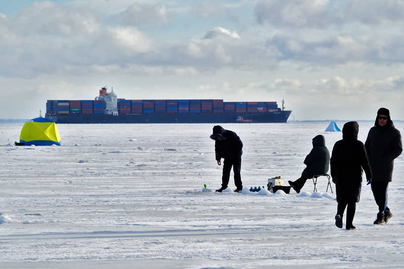 Рыбаки на фоне контейнеровоза в Финском заливе