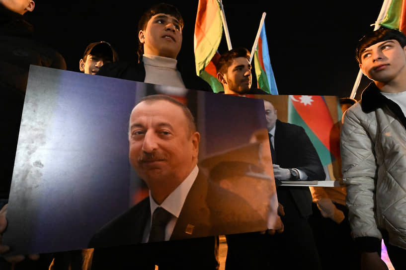 Люди в центре Баку во время празднования победы Ильхама Алиева на выборах