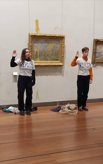 Активистки возле испорченной картины Моне