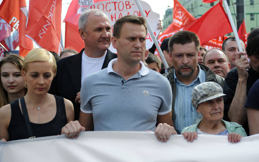 Алексей Навальный (в центре) во время акции протеста «Марш миллионов» в 2012 году