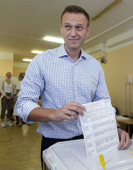 Алексей Навальный голосует на выборах депутатов в Московскую городскую думу в 2019 году