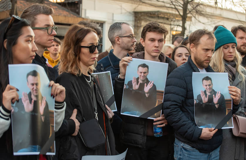 Люди с фото Алексея Навального в Белграде