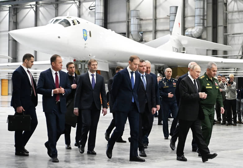 На фото: Денис Мантуров, Владимир Путин и Сергей Шойгу