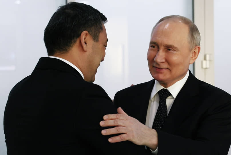 Садыр Жапаров (слева) и Владимир Путин