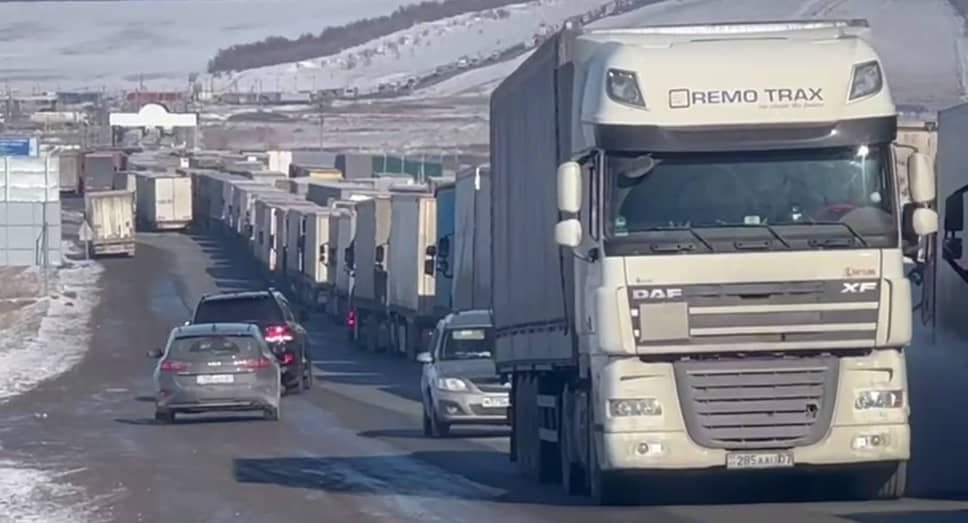 Около 280 грузовых автомобилей скопились на пограничном контроле «Сырым» на границе России и Казахстана