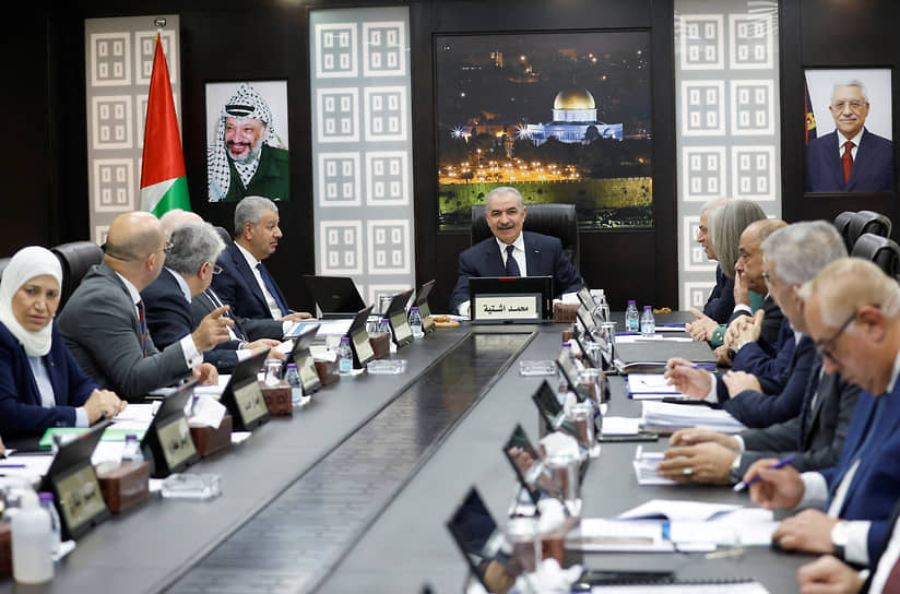 Премьер-министр Палестины Мухаммед Штайя (в центре) на встрече с правительством в феврале 2024 года