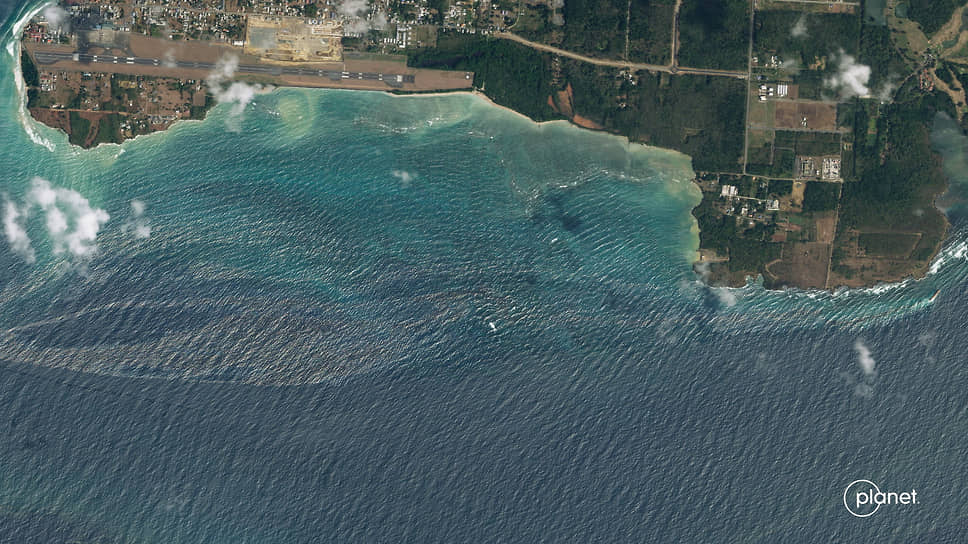 На спутниковом снимке виден разлив нефти у берега острова Тобаго