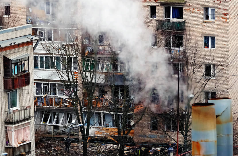 Последствия попадания БПЛА в жилой дом в Петербурге 