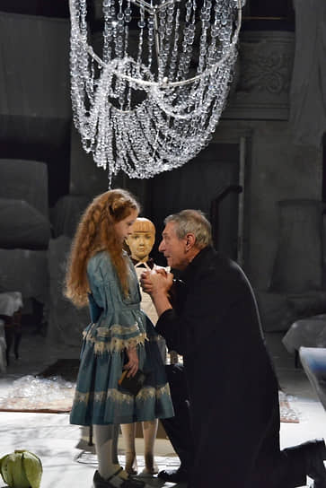 Валерий Ивченко в спектакле БДТ «Алиса» в 2014 году