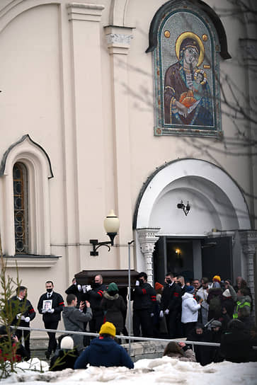 Чин отпевания политика Алексея Навального в церкви иконы Божией Матери в Марьино