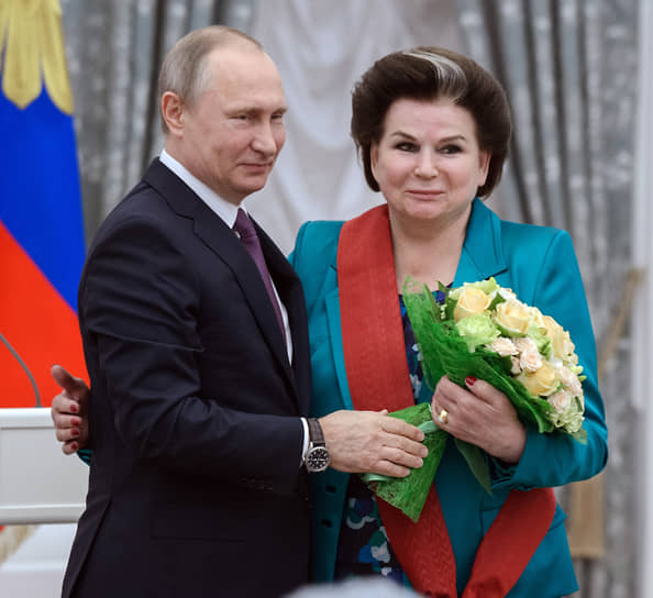 Владимир Путин и Валентина Терешкова на церемонии вручения госнаград в Кремле в 2017 году