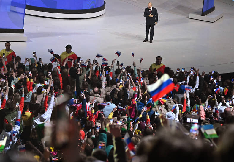 Владимир Путин на церемонии закрытия Всемирного фестиваля молодежи в Сочи