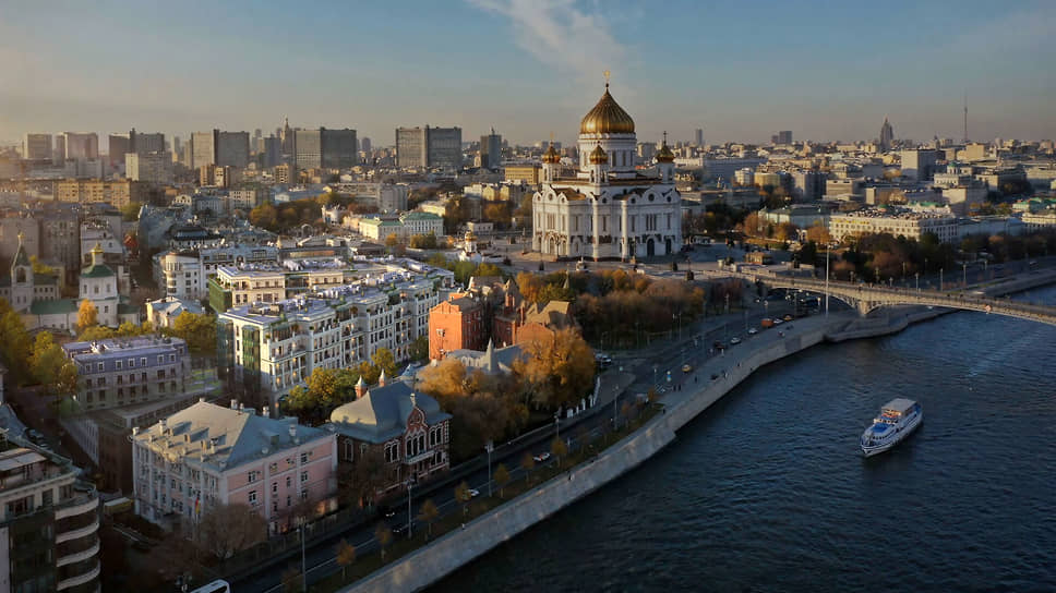 Le Dome в Соймоновском проезде (белый дом с зелеными элементами)