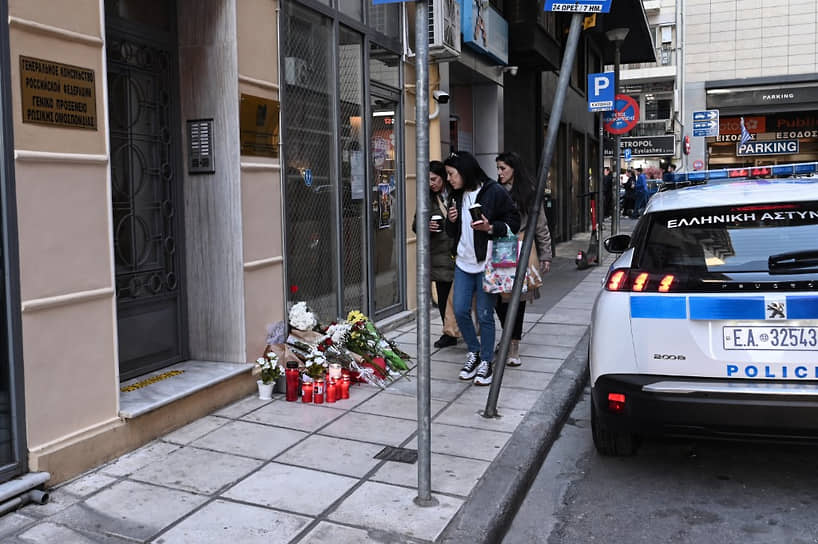 Салоники, Греция. Местные жители оставляют цветы и свечи рядом с российским консульством 