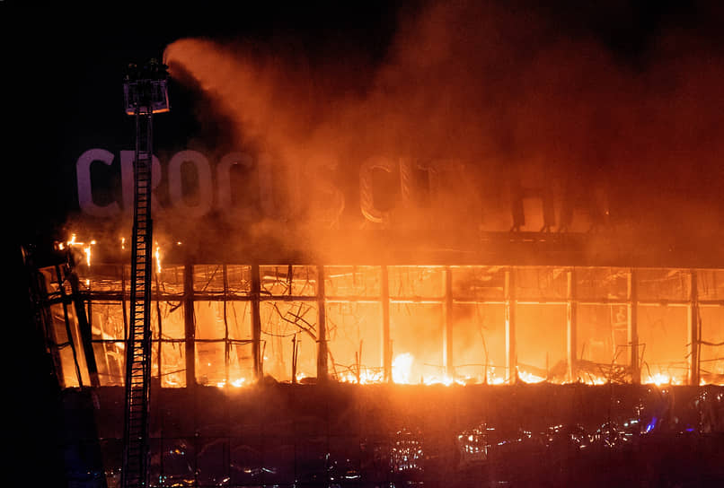 Пожар после теракта в концертном зале «Крокус Сити Холл»