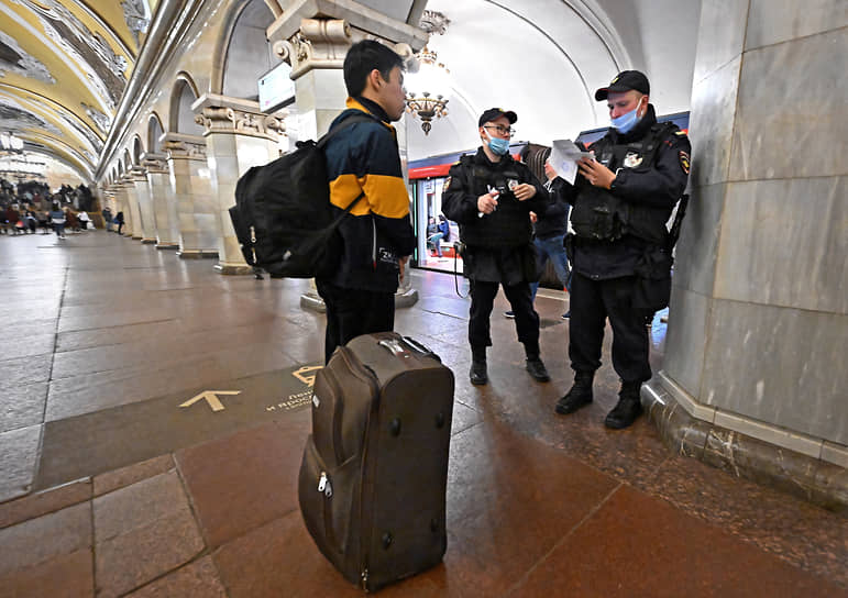 Проверка документов на станции метро «Комсомольская»