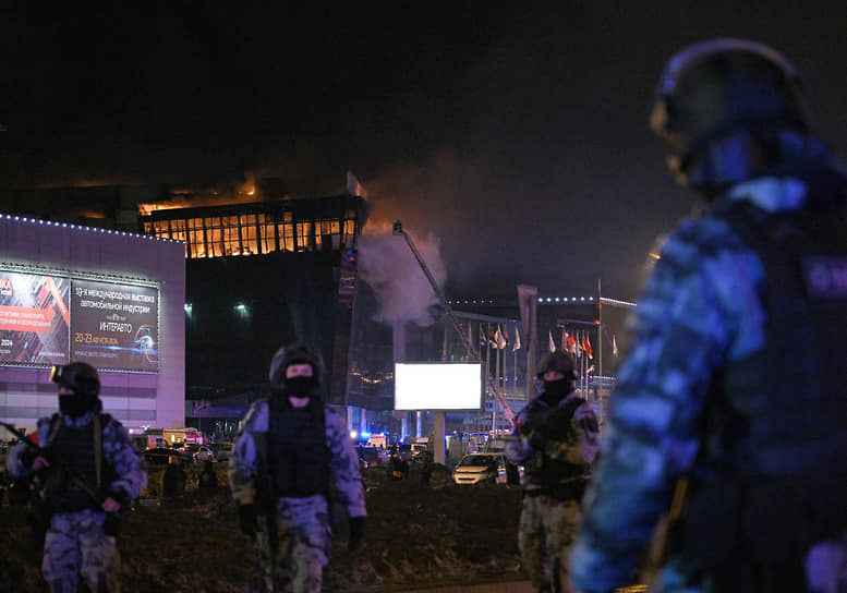 Пожар после теракта в подмосковном «Крокус Сити Холле»